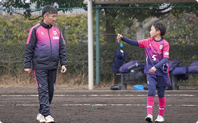 強豪クラブで指導歴のあるコーチから指導を受けるFC.Arbolの選手