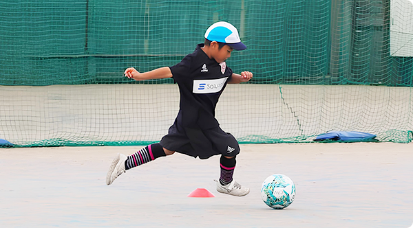 FC.Arbolサッカースクールで基礎技術をしっかり身につける子どもたち